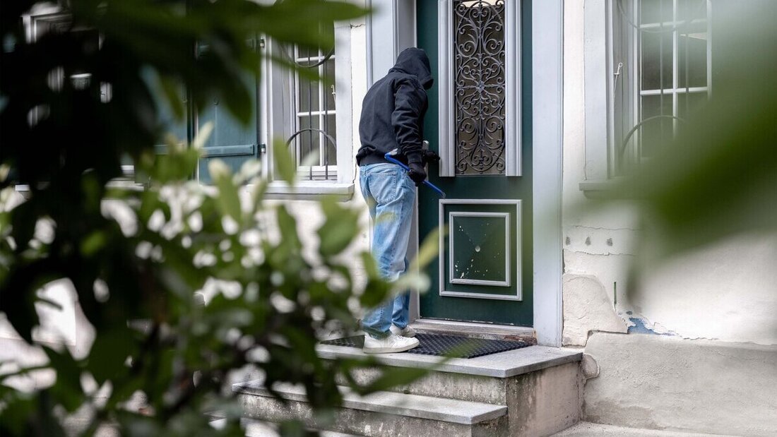 Augen und Ohren auf: Gerade in der Dämmerung kommt es öfters zu Einbrüchen. Wer etwas Verdächtiges feststellt, sollte sich bei der Polizei melden. (Symbolbild Kapo SG)