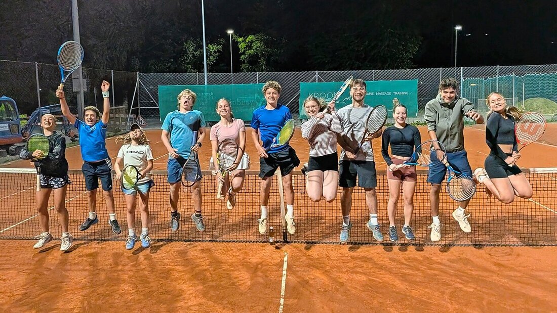 Freude herrscht: Der Tennis-Nachwuchs in Walenstadt geniesst den Doppel-Abend. Pressebild 214078_214426.jpg
