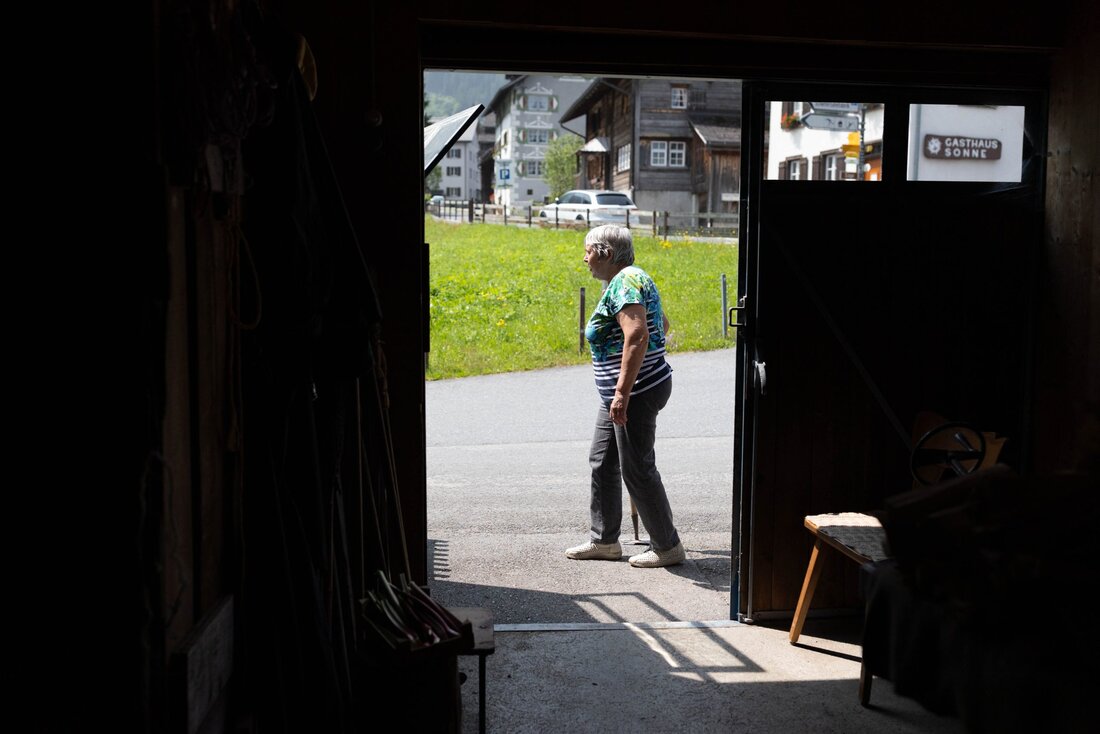 Sie geniesst es, mitten im Dorf zu wohnen: Vor ihrem Haus begegnet Gret Schenker immer wieder jemandem, den sie kennt. (Bild: Sasi Subramaniam)
