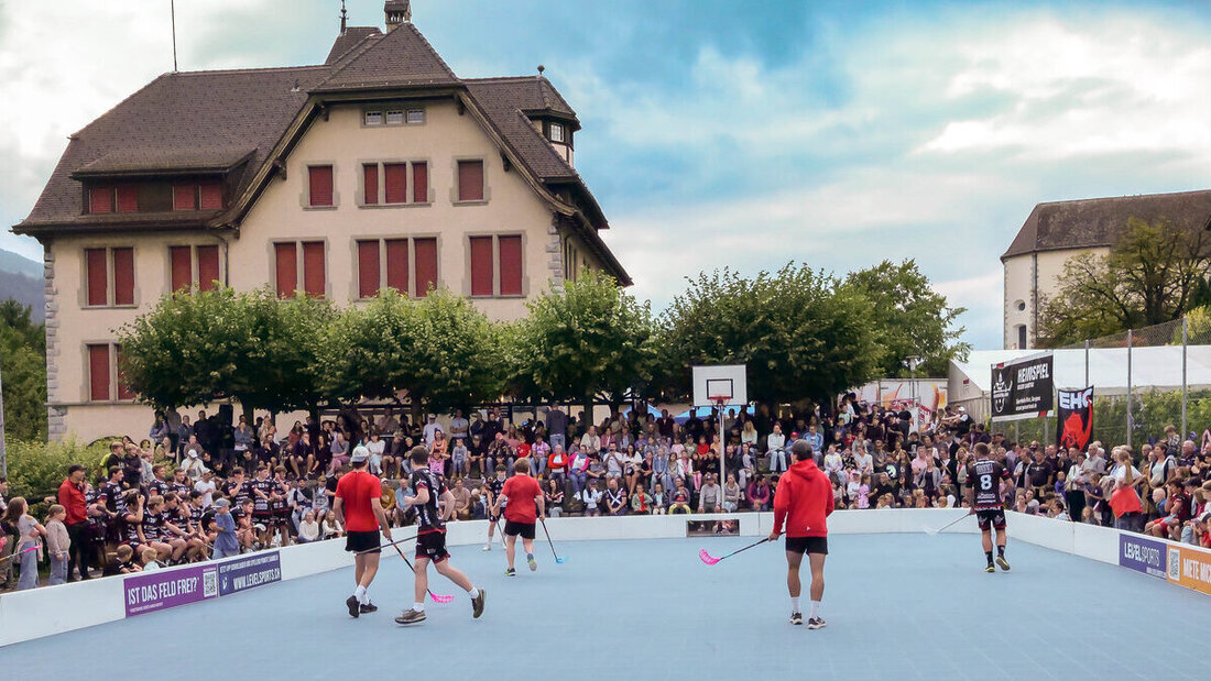 Gut besucht: Der Unihockey-Showmatch zwischen dem UHC Sarganserland und dem EHC Chur stösst auf viel Interesse. (Bild: Dani Ackermann)