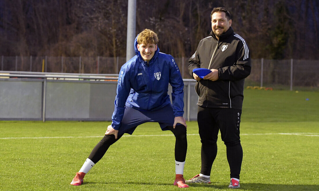 Gute Stimmung auf der Ri-Au: Neuzugang Thierry Magnin (links) und Trainer Ado Sanchez posieren gekonnt. (Bild: Reto Voneschen)