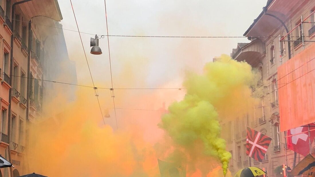 Farbenprächtiger Umzug durch Bern: Die Stadt feiert ihren Fussball-Schweizermeister. 20230507154333080.jpg