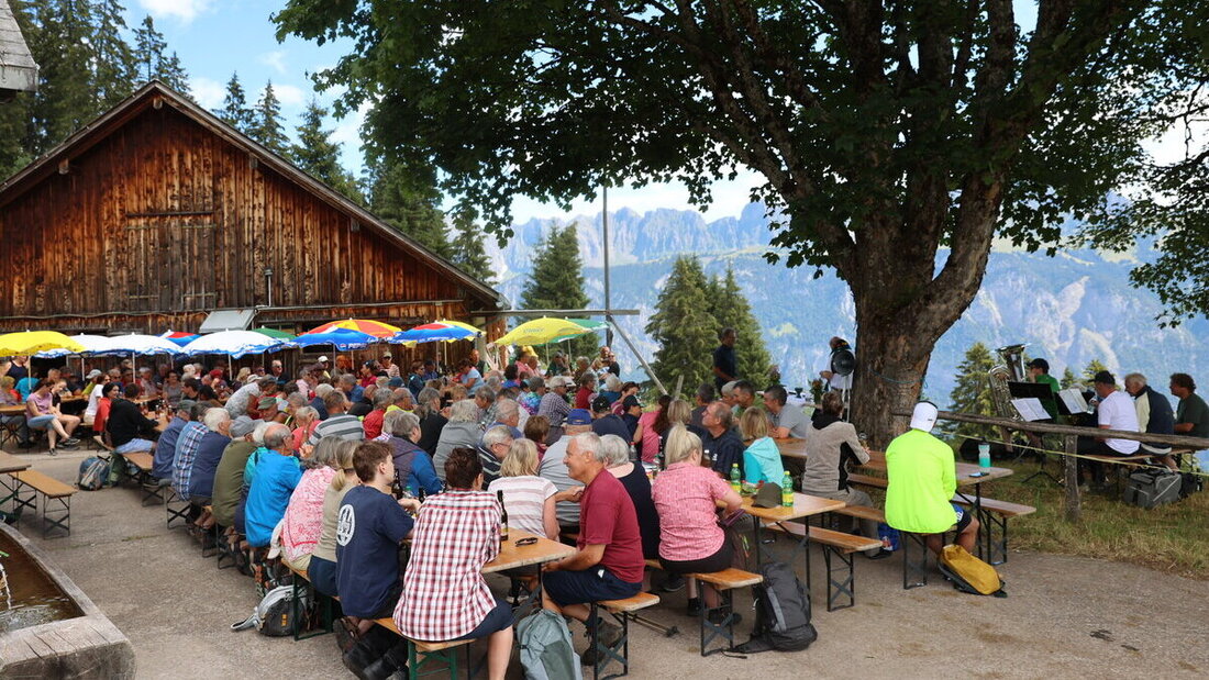 Ein schöner Sommertag inmitten herrlicher Bergkulisse: Gleich drei Generationen lassen sich von der Ortsgemeinde Mels mit Speis und Trank verwöhnen. (Bilder: Ignaz Good)