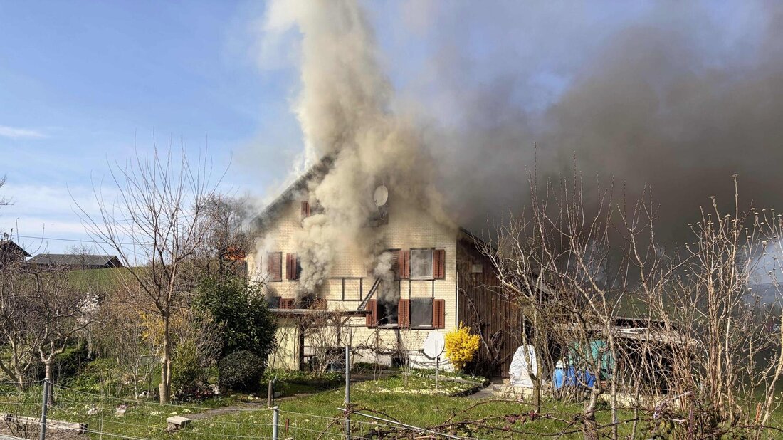 Vollbrand: 46 Einsatzkräfte der Feuerwehr brachten die Flammen unter Kontrolle. (Bild: Kantonspolizei St.Gallen)