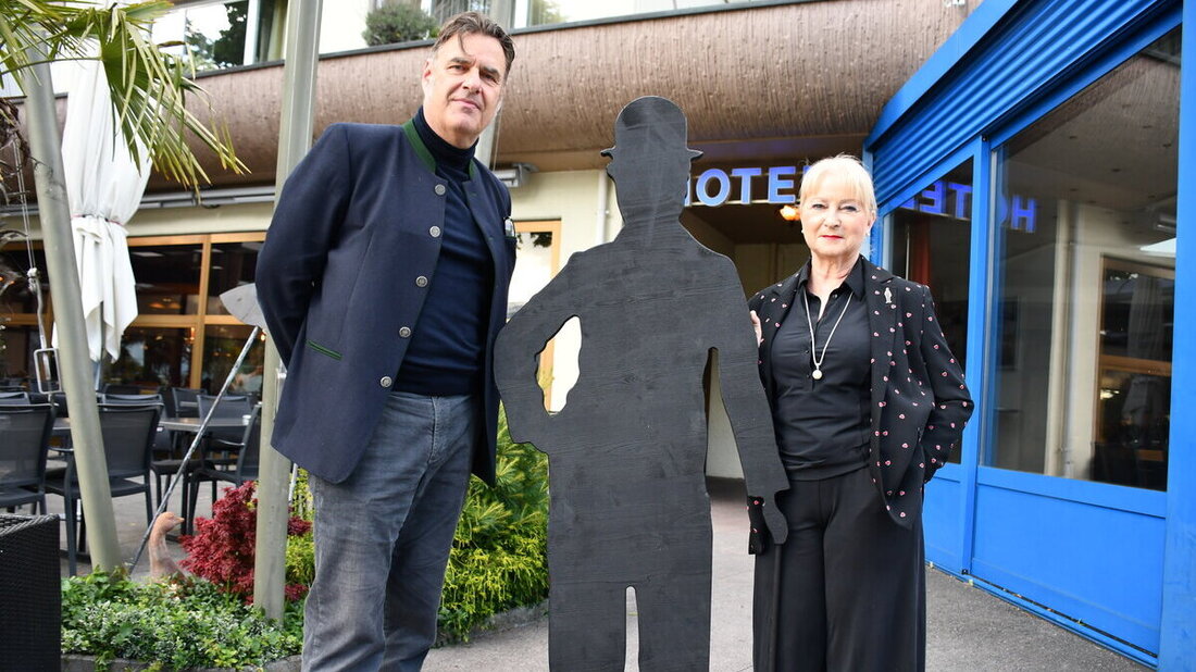 Mit Charlot im Zentrum: Chaplin-Kennerin Susanne Sinclair und Musicalprozent Marco Wyss. (Bild: Guido Städler)