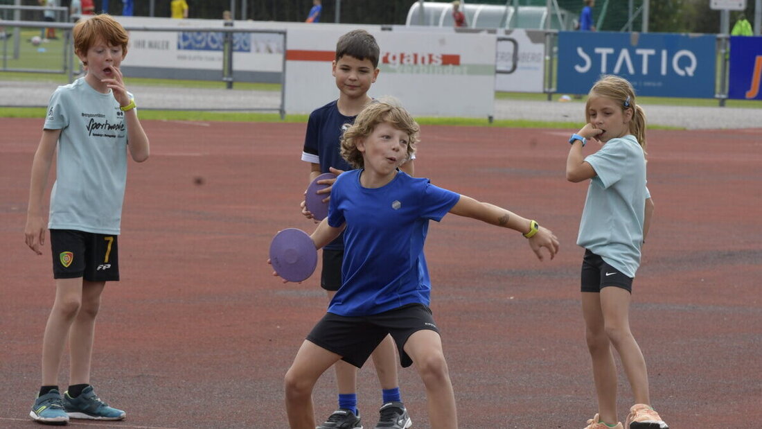 In Sargans üben sich Schulkinder im Diskuswerfen. (Bild: Reto Voneschen)