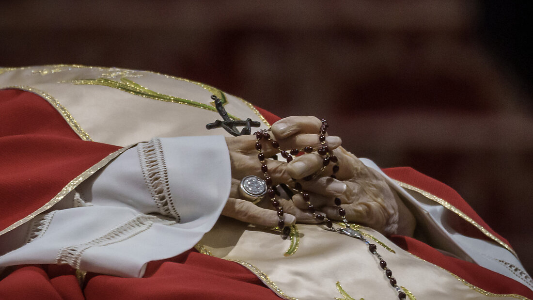 Im Vatikan gibt es für viele Situationen genaue Handlungsprotokolle, nicht aber für das Vorgehen nach dem Tod eines emeritierten Papstes. Foto: Michael Kappeler/dpa 20230102144941926.jpg