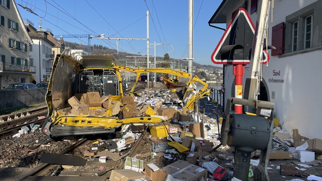 Der Fahrer des Lieferwagens blieb bei dem Unfall am Donnerstagmorgen in Horgen ZH unverletzt. 20230406114328102.jpg