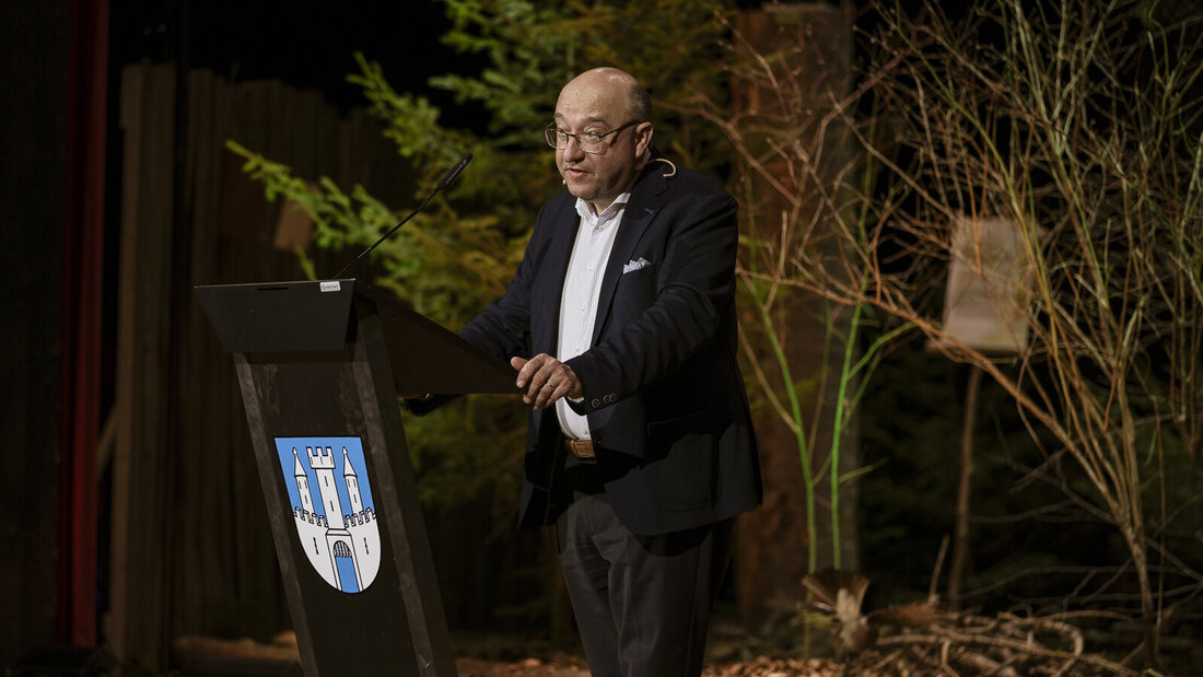 Spricht an der Jubiläums-Hegeschau das Grusswort: Regierungspräsident Beat Tinner, der oberste Jäger im Kanton. (Bild: Daniela Sprenger)