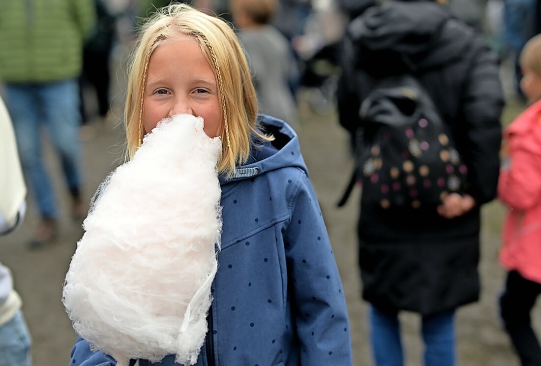 Süsse Leckerei: Zuckerwatte zum Dessert. (Bild Claudio Godenzi)