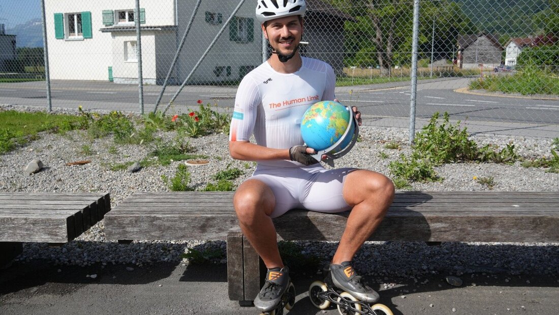 Manuel Neuhold am Startort beim Schulhaus Neudorf in Rüthi. Der Globus steht für sein zweites Weltrekordprojekt: eine Reise auf Inline-Skates über alle sieben Kontinente. (Bild: Pressedienst)