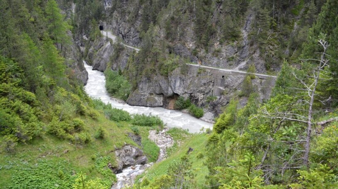 Miteinander: Wie auf allen Bündner Wanderwegen, dürfen auch in der Zügenschlucht bei Davos, Wanderer und Biker die Route nutzen. (Pressebild)