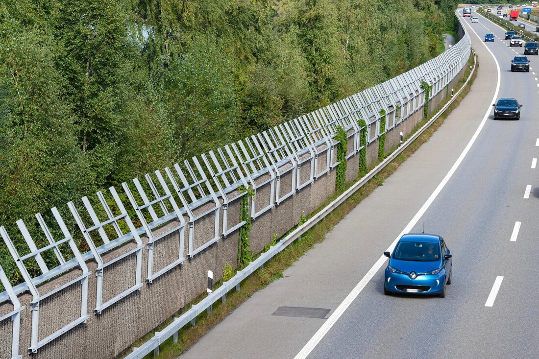 Nun geht es vorwärts: Auf der vor längerer Zeit montierten Unterkonstruktion entalng der A13 bei Domat/Ems werden im Oktober Solarpanels montiert. (Bild: Olivia Aebli-Item)