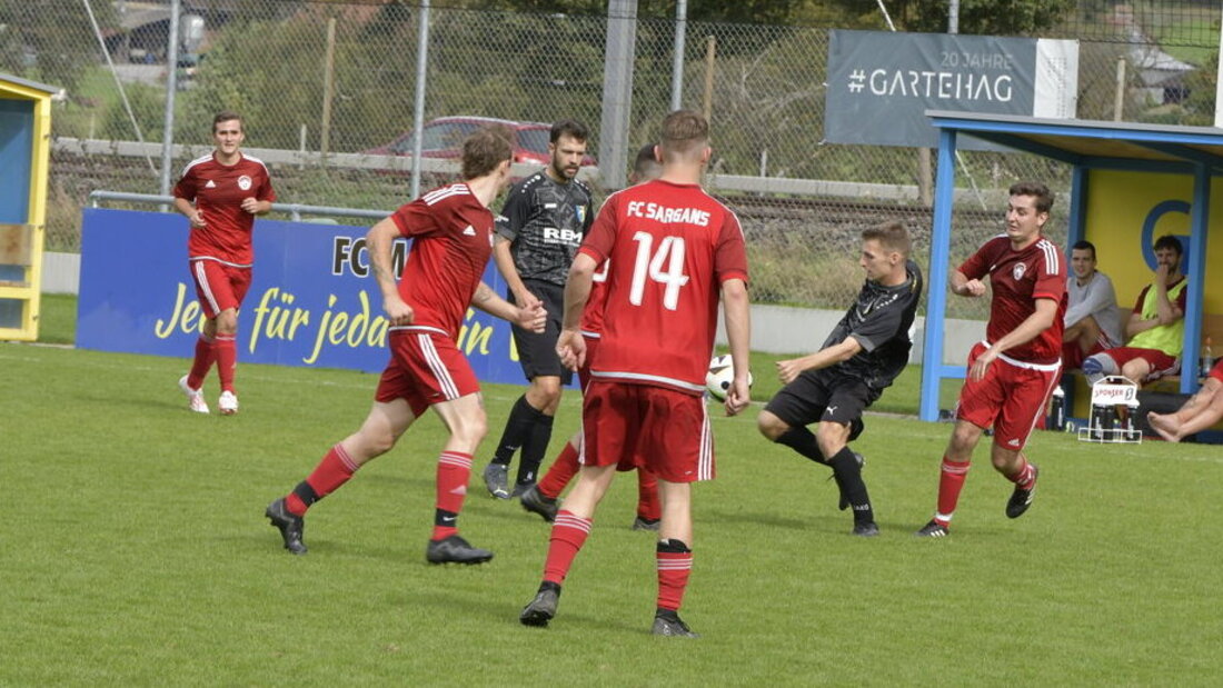Impressionen vom 5.-Liga-Derby Mels III – Sargans III. (Bild Reto Voneschen)