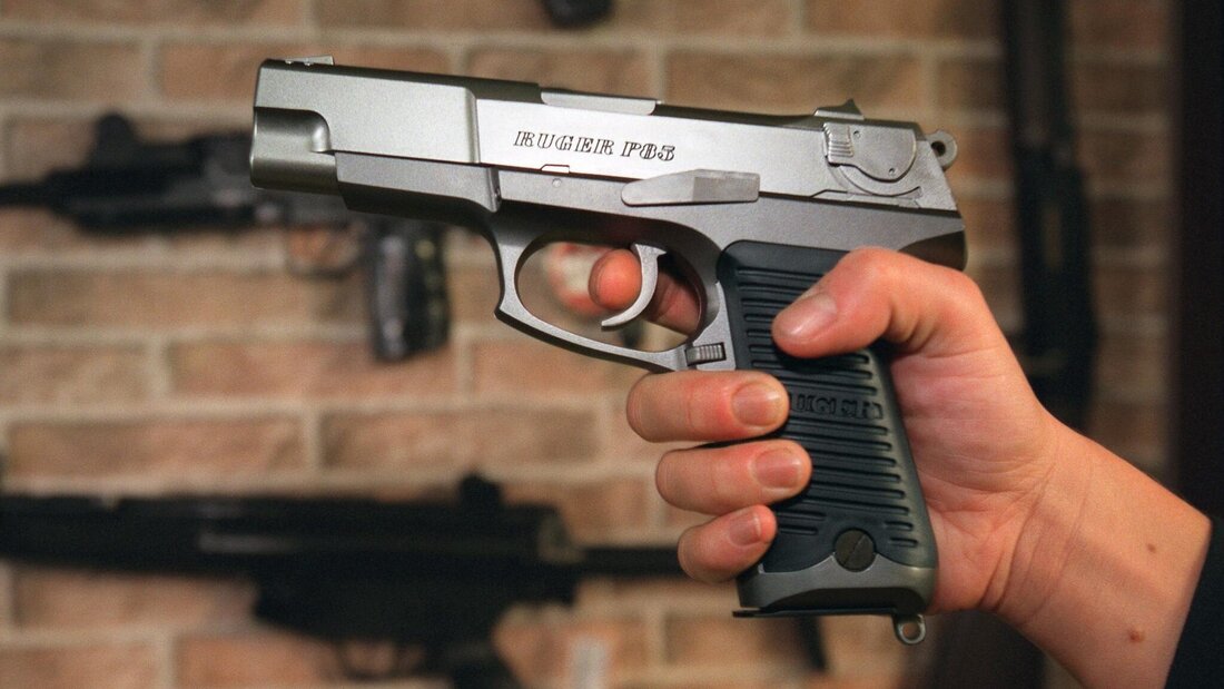 Wenn eine Soft-Air-Waffe von einem Laien auf den ersten Blick mit einer Feuerwaffe verwechselt werden kann, fällt sie unter das Waffengesetz.
(Symbolbild: Martin Rütschi/Keystone)
