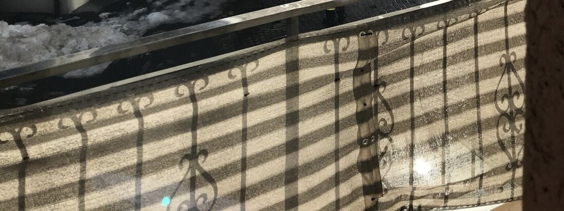 Kleines Feuer, viel Rauch: Privatpersonen versuchen dem Kleinbrand mit Schnee beizukommen, die Feuerwehr ist danach rasch zur Stelle. (Leserbilder)