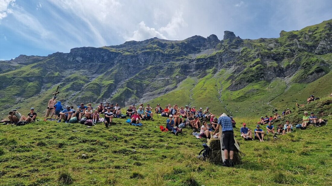 Die Messebesucher in der Naturkulisse. (Pressebilder)