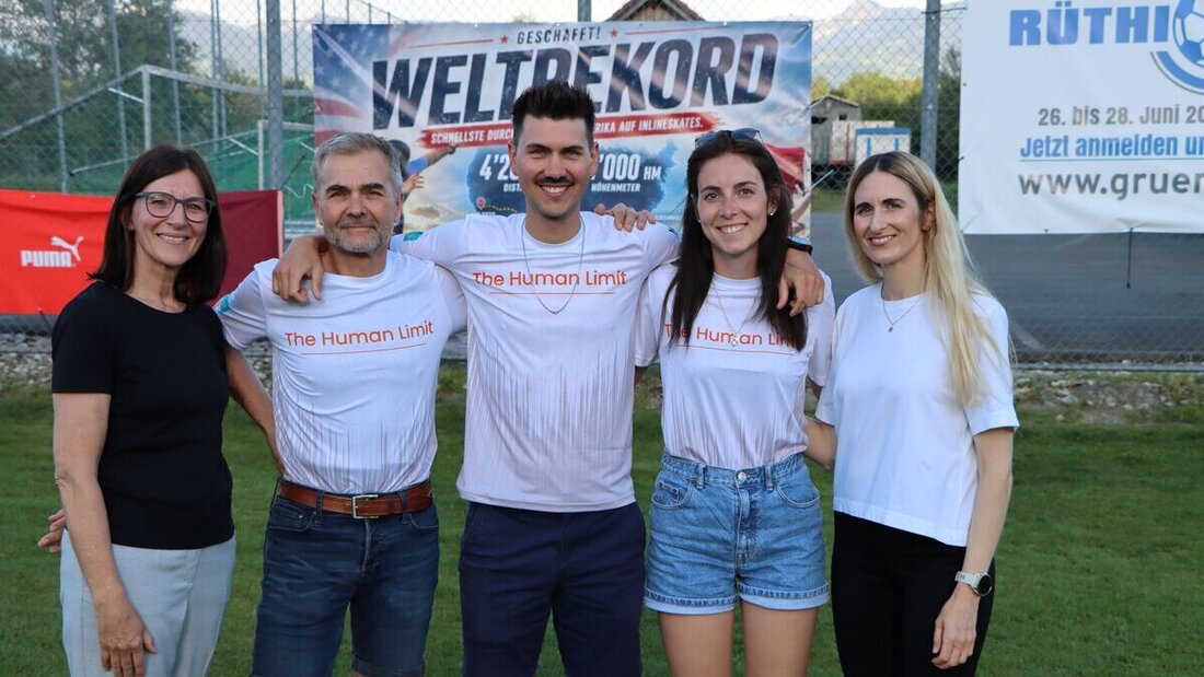 Freuen sich über den Erfolg und den Überraschungsempfang in Rüthi: Gemeindepräsidentin Irene Schocher, Thomas Neuhold, Extremsportler Manuel Neuhold, Carola Koller und Moderatorin Annina Dietsche. (Pressebild)