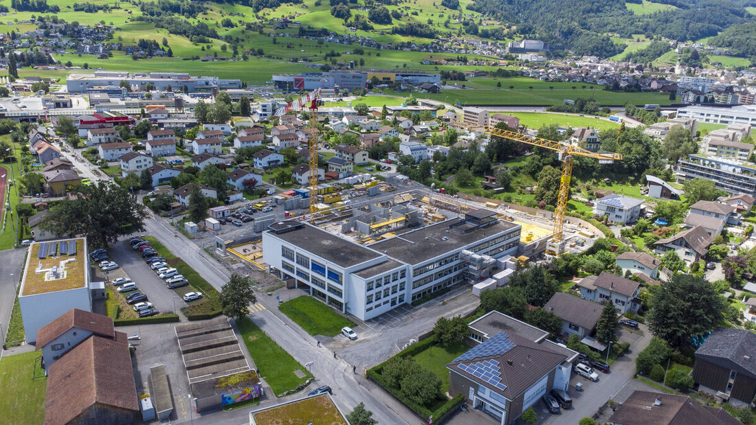 Kanti Sargans: Die Bauarbeiten laufen auch in der Sommerferienzeit weiter – und nach Plan. (Bilder Gianluca Volpe)