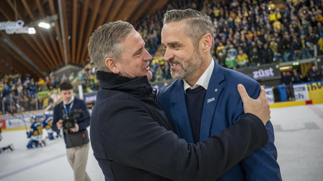 Gratulation und Abschied: Nach der vierten Viertelfinal-Niederlage herzt der damalige EVZ-Meistermacher Dan Tangnes seinen Freund und Konkurrent Josh Holden im März 2025 in Davos.
(Bild: Jürgen Staiger/Keystone)