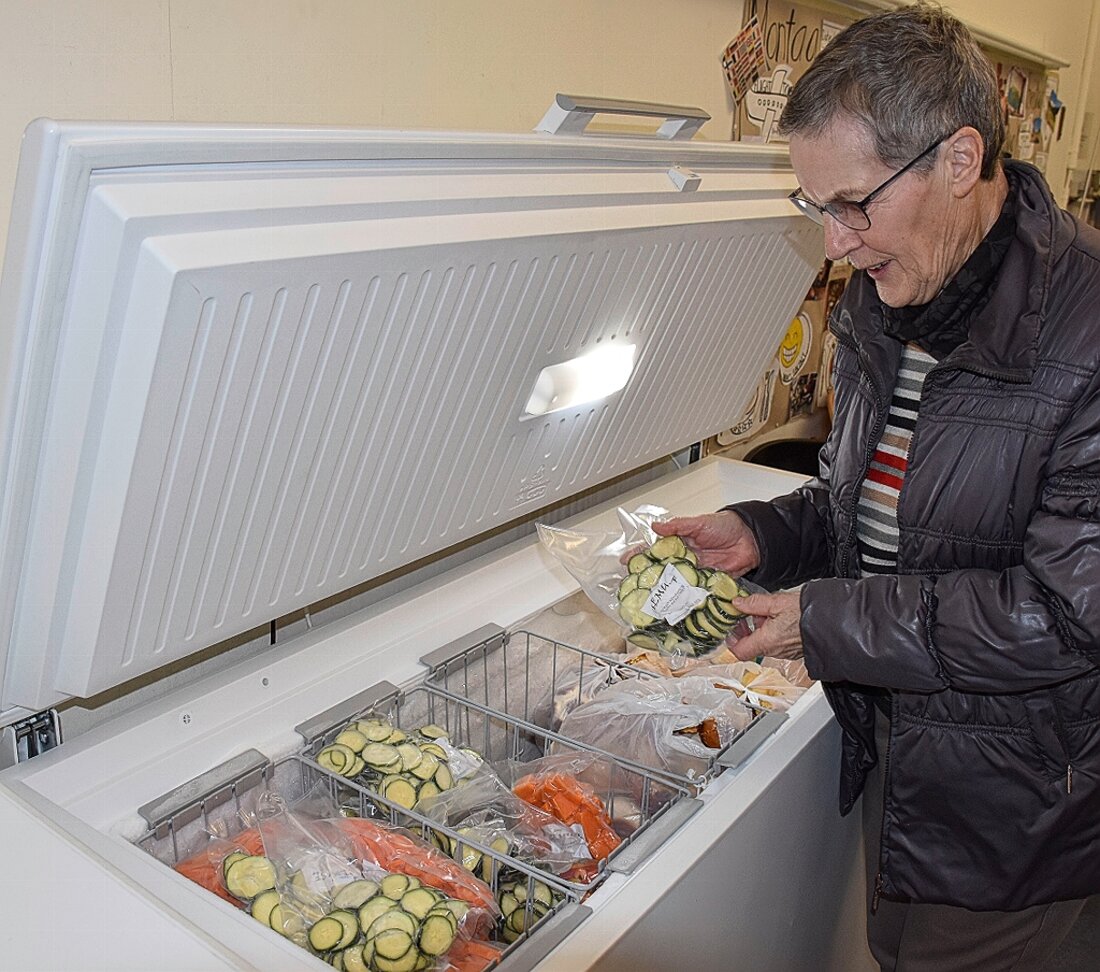 Sie hält Ordnung und hat so die Übersicht über die Vorräte bei «Tischlein deck dich»: Heidi Hässig, Co-Leiterin der Abgabestelle in Walenstadt. Bilder Katrin Wetzig 37624_37756.jpg
