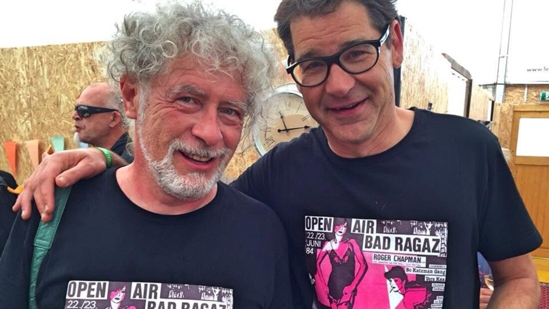 Ein Bild aus dem Jahr 2018, mit Retro-T-Shirt von 1984: Walter K. Thut (links) mit seinemlangjährigen Weggefährten Max Wiher an alter Wirkungsstätte auf dem Freudenberg. (Pressebild)