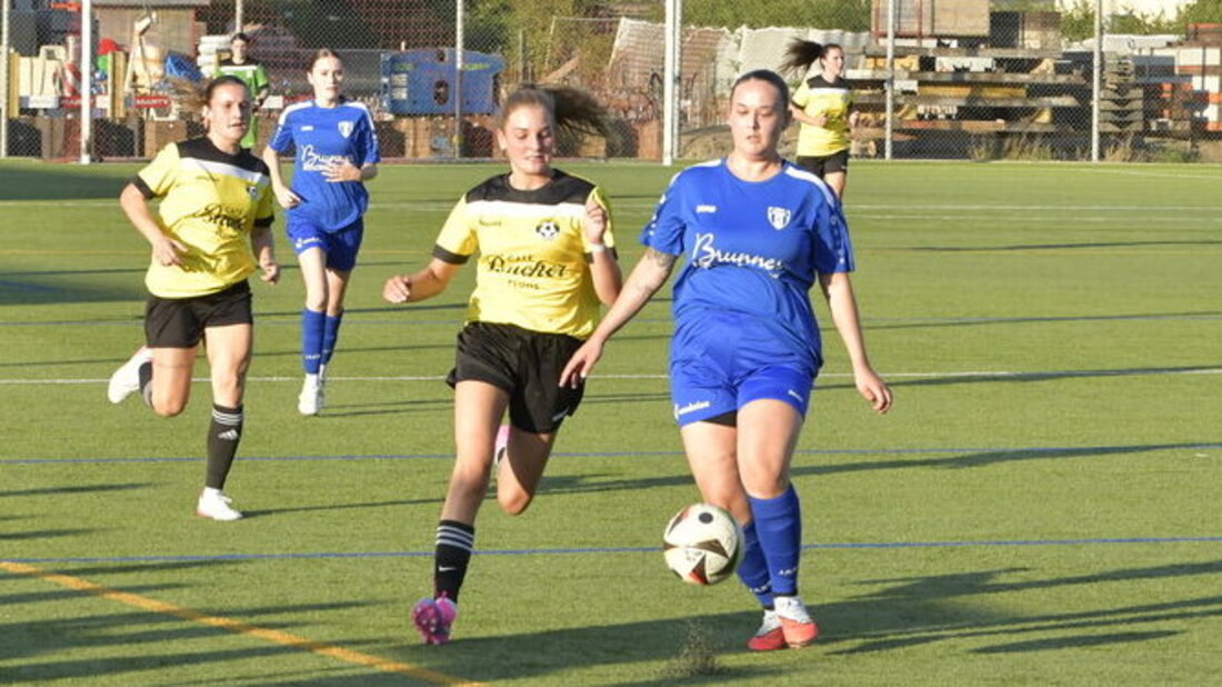 Wiedersehen am Sonntag: Die Frauen von Flums-Walenstadt (in Gelb) und Bad Ragaz bestreiten den kleinen Final des Sarganserländer Cups der Frauen. (Bild: Reto Voneschen)