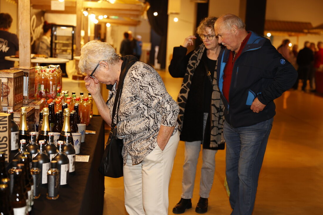 Schlendern und schlemmen: Die Wein- und Genusstage in der Flumserei ziehen viel Publikum an. Bilder Ignaz Good