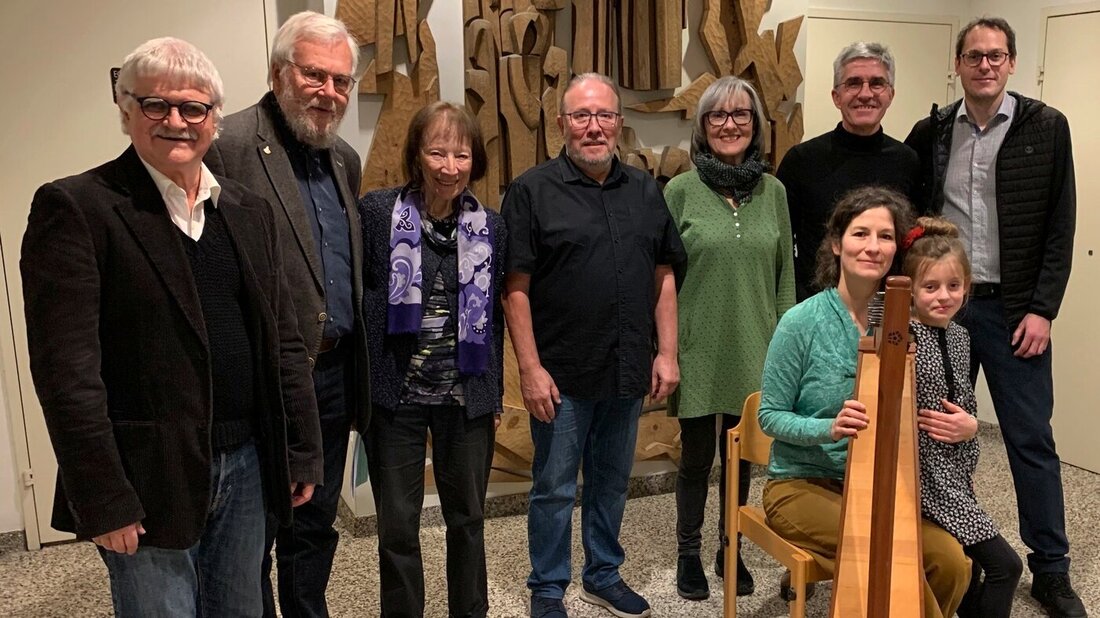 Haben gemeinsam das Jubiläumsjahr der Literaturgruppe abgeschlossen: Beda Zimmermann, Karl Duijts-Kronig, Ursula Germann, Urs Hermann, Brigitte Aggeler, Stefan Kohler, Ivo Bizozzero sowie (sitzend) Aylin und Ida Ramer (von links). (Pressebild) 174998_175182.jpg