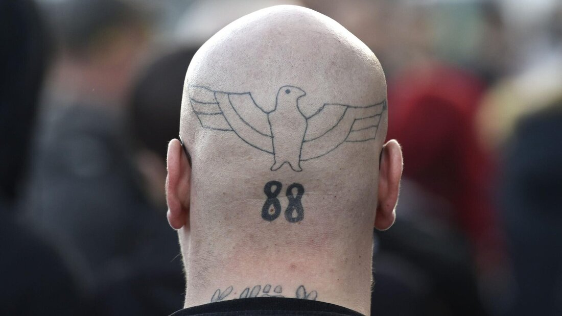 «88» steht für «Heil Hitler». Neonazis verwenden oft Codes unter Gleichgesinnten. Wie in Thusis treten sie auch häufig ohne eindeutige äussere Erkennungsmerkmale auf. (Bild: Jens Meyer / Keystone / AP Photo)