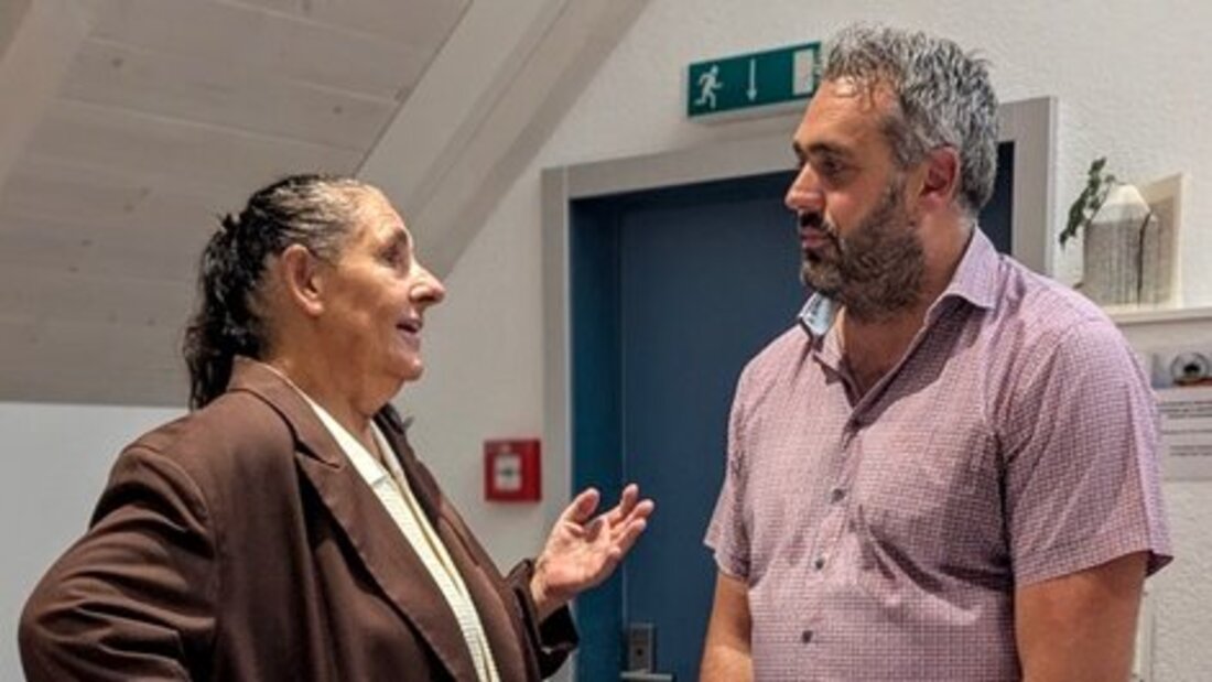 Im Austausch über lebendige Dorfkerne: SP-Nationalrätin Jacqueline Badran im Gespräch mit dem Sarganser Gemeindepräsidenten Stefan Kohler. (Pressebild)