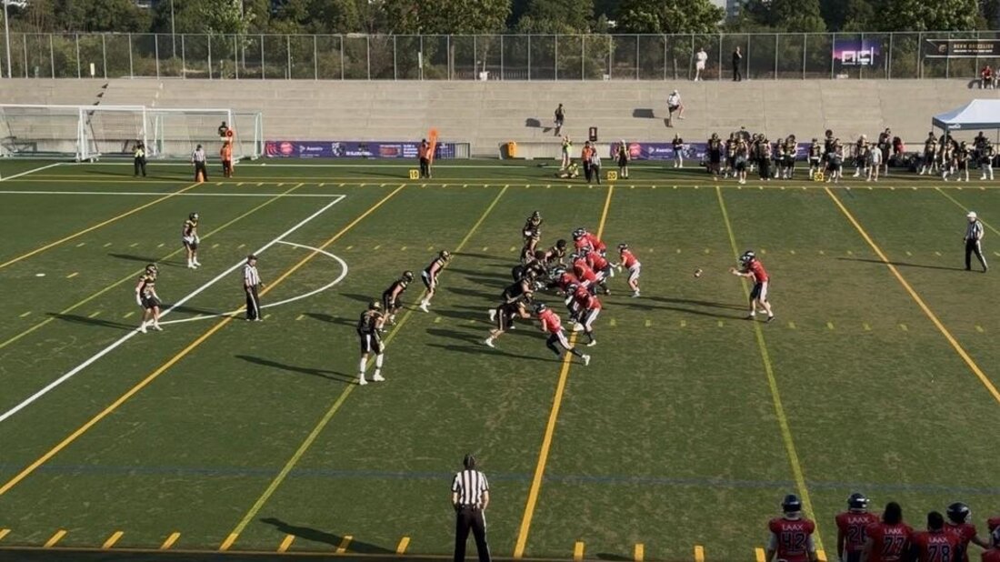 Kein Vorbeikommen: Die Calanda Broncos finden gegen die starke Defensive der Bern Grizzlies kein Rezept. (Pressebild)