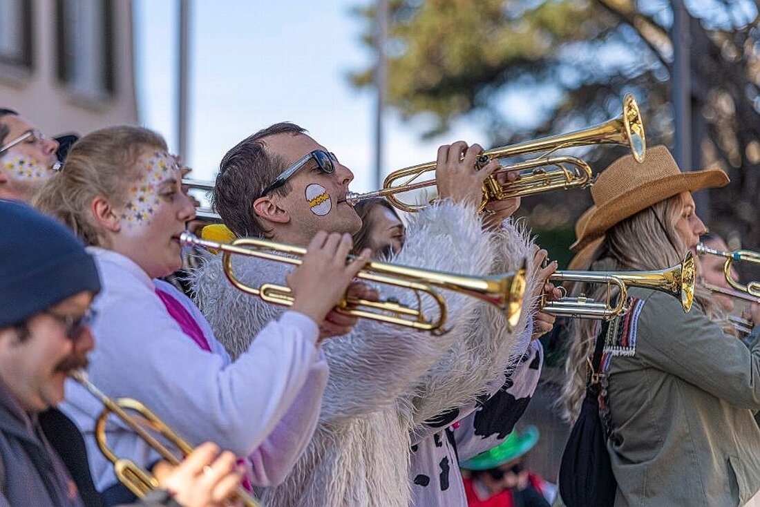 Närrischer Startschuss: Mit Guggenmusik und viel Sonnenschein feiert Sargans den 11.11. . Bilder Gianluca Volpe 123784_123811.jpg