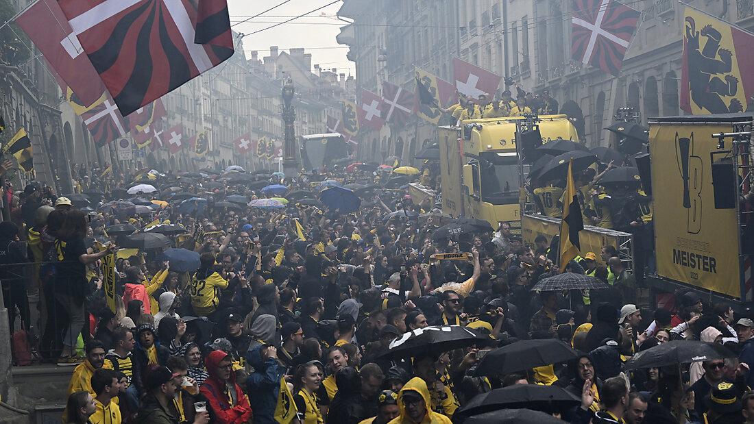 Die Gassen Berns waren am Sonntag gesäumt von YB-Fans, die ihre Meistermannschaft feierten. 20230507174231011.jpg