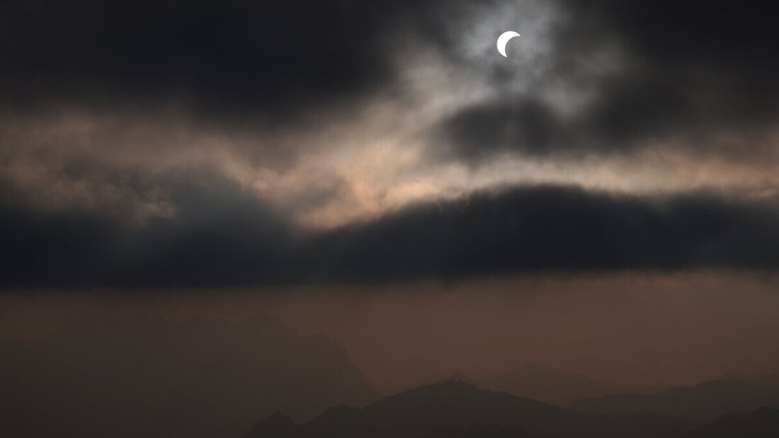 Trotz Wolken: Deutlich ist zu sehen, wie sich der Mond vor die Sonne schiebt. (Bilder: Michael Faryna)