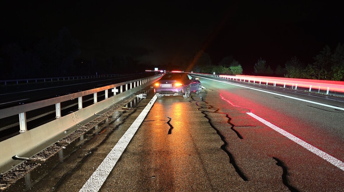Die nasse Fahrbahn wurde ihm wohl zum Verhängnis: Ein 21-Jähriger verunfallt auf der A13 bei Mels. (Bilder: Kantonspolizei St. Gallen)