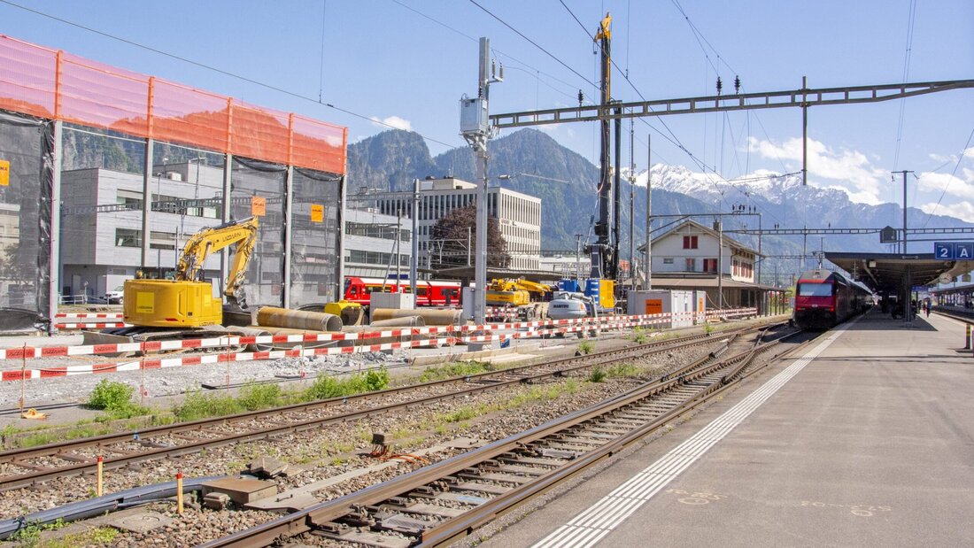 Keine Parkplätze mehr: Am Bahnhof Landquart fehlt es an Angebot. (Absalom Klaas)