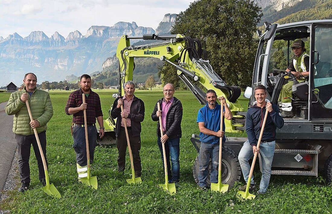 Geben den Startschuss zum Neubau (von links): Patrick Sägesser (Statiq), Ronny Danner (EW Mels), Kurt Ackermann (Brunnenmeister Mels), Hans Bartholet (Wasserversorgung Flums), Roger Kurath (Brunnenmeister Flums) und Patrick Bless (Statiq). Bild Reto Vincenz 88525_88524.jpg