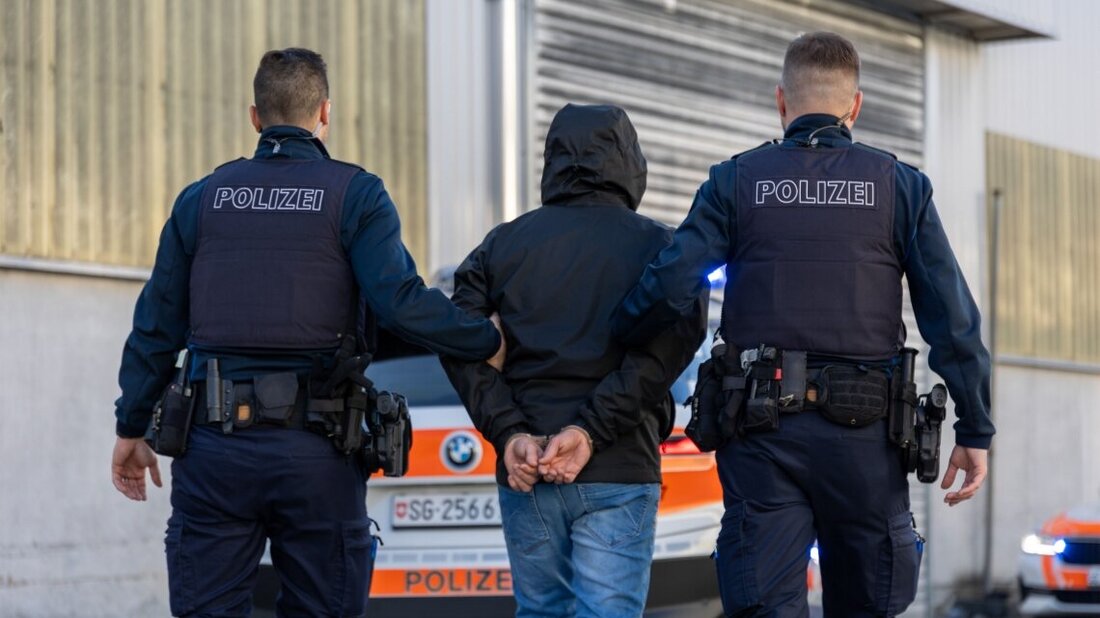 Festgenommen: Zwei junge Einbrecher sind bei ihrem Diebstahl gescheitert. (Symbolbild: Kantonspolizei St. Gallen)