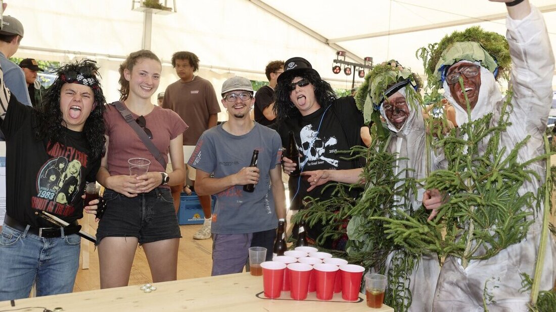 «D’Munggä» riefen und das Volk strömte herbei: Das erste Marmotz-Sommerfest lockte viel Volk an. (Archivbild: Ignaz Good)