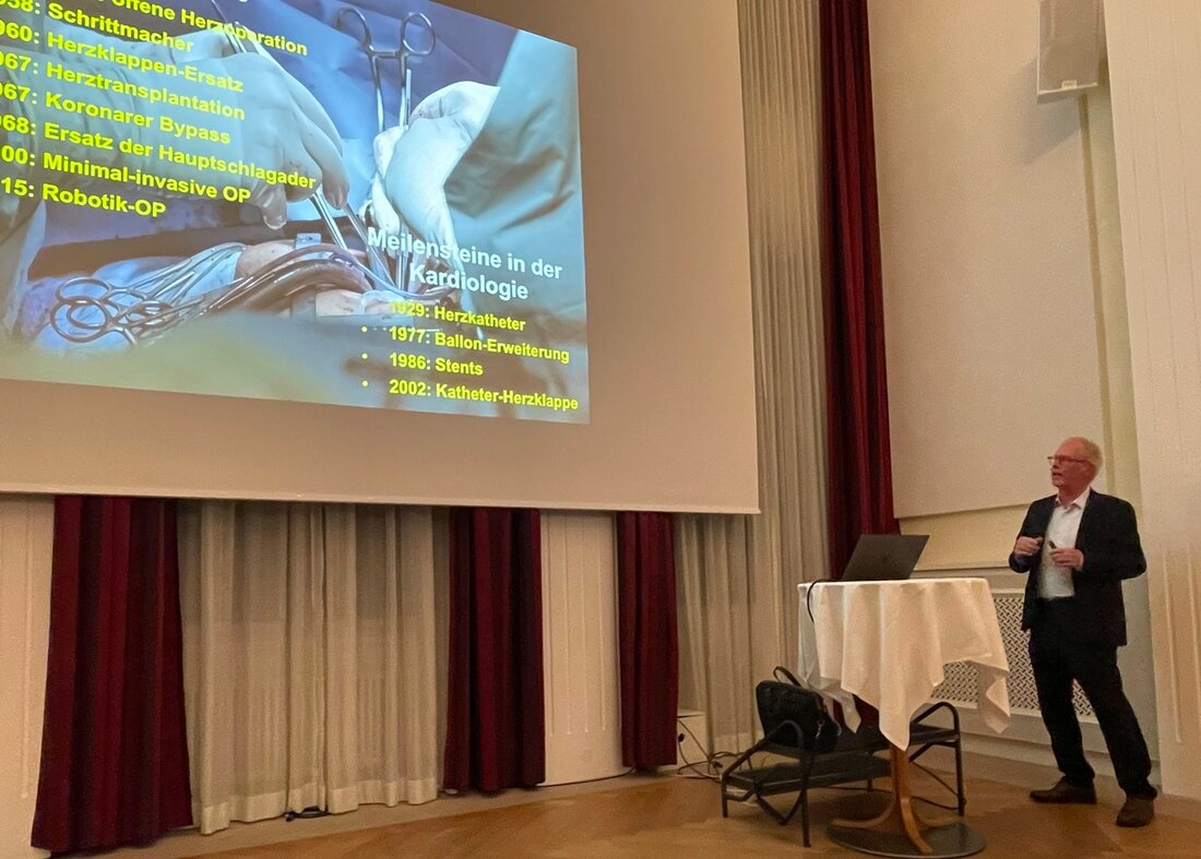 Die Saison beginnt gleich mit einem Highlight: Thierry Carrel beeindruckt seine Zuhörer und Zuhörerinnen mit Gehalt, Kompetenz und seiner sympathischen Art. Bild: Jürg Kesselring 216562_216595.jpg