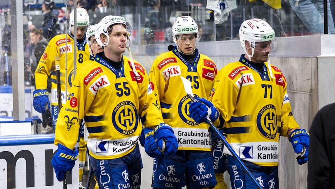 Nach seiner Play-off-Premiere: Beni Waidacher (Mitte) ist mit den Teamkollegen auf dem Weg in die Garderobe. (Bild: Patrick B. Kraemer/Keystone)