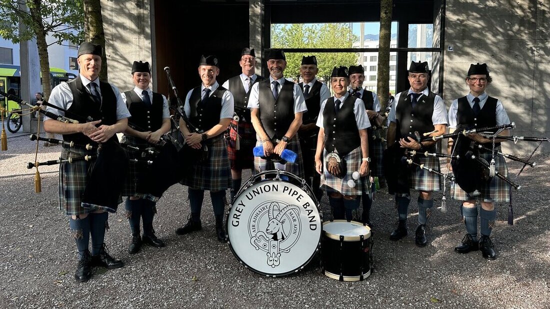 Freuen sich über Verstärkung: Die Piper und Drummer der Grey Union Pipe Band. (Bild: Laura Broder)