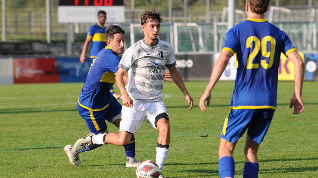 Einen Schritt voraus: Der FC Bad Ragaz (in Weiss) siegt klar gegen die Melser Reserven. (Bild Martin Broder)