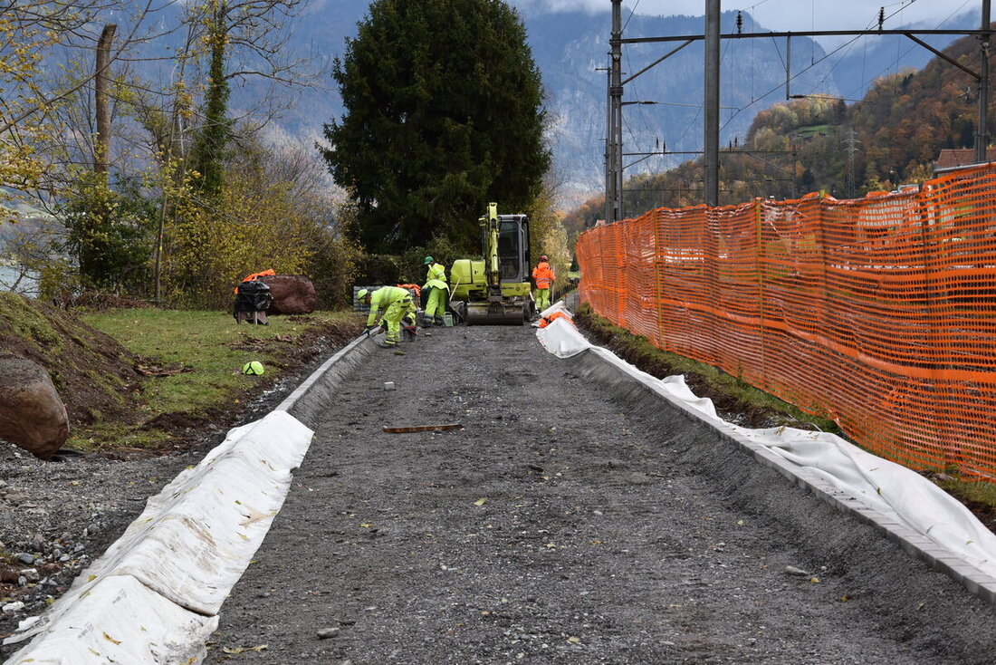 Motivierte Arbeiter in Unterterzen: Trotz begrenzten Platzverhältnissen und unfreundlichem Wetter kommt die Baustelle am Seeuferweg gut voran. (Bilder Nadine Bantli)