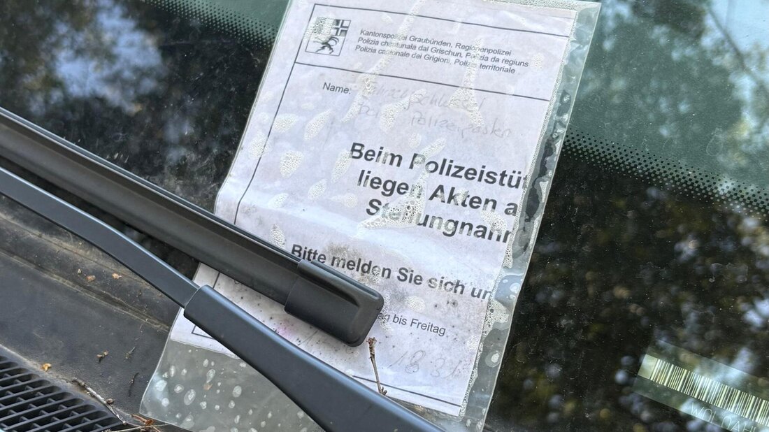 Weitere Informationen: Unter dem Scheibenwischer des Opels war ein Schreiben der Polizei. (Bild: Stefanie Demarmels)