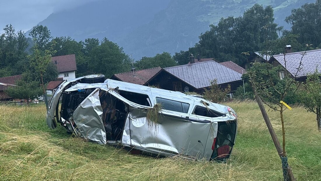 Der Autolenker konnte nur noch tot aus dem Wagen geborgen werden. (Bild: Kantonspolizei Glarus)