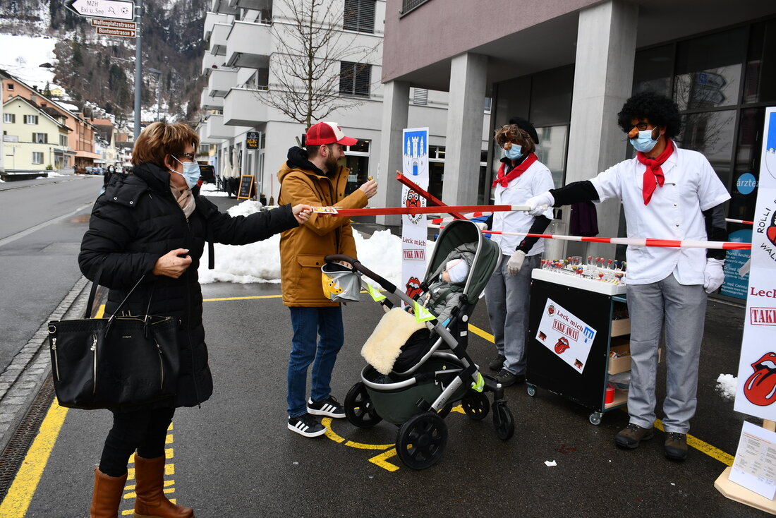 Zwei Butzis im Städtli: Auch in Coronazeiten lässt es sich mit Fantasie und Abstand butznen.
