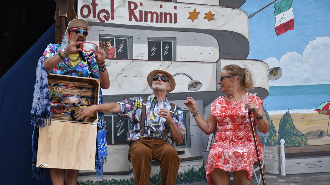 Nach 2022 wieder in den Startlöchern: Beim Wagentheater wird für die Tournee 2026 geprobt. Für sie geworben hat der Verein schon länger – zum Beispiel an der Siga, mit dem originellen Bierdeckel «Wettsch mit mir go?». (Pressebilder)
