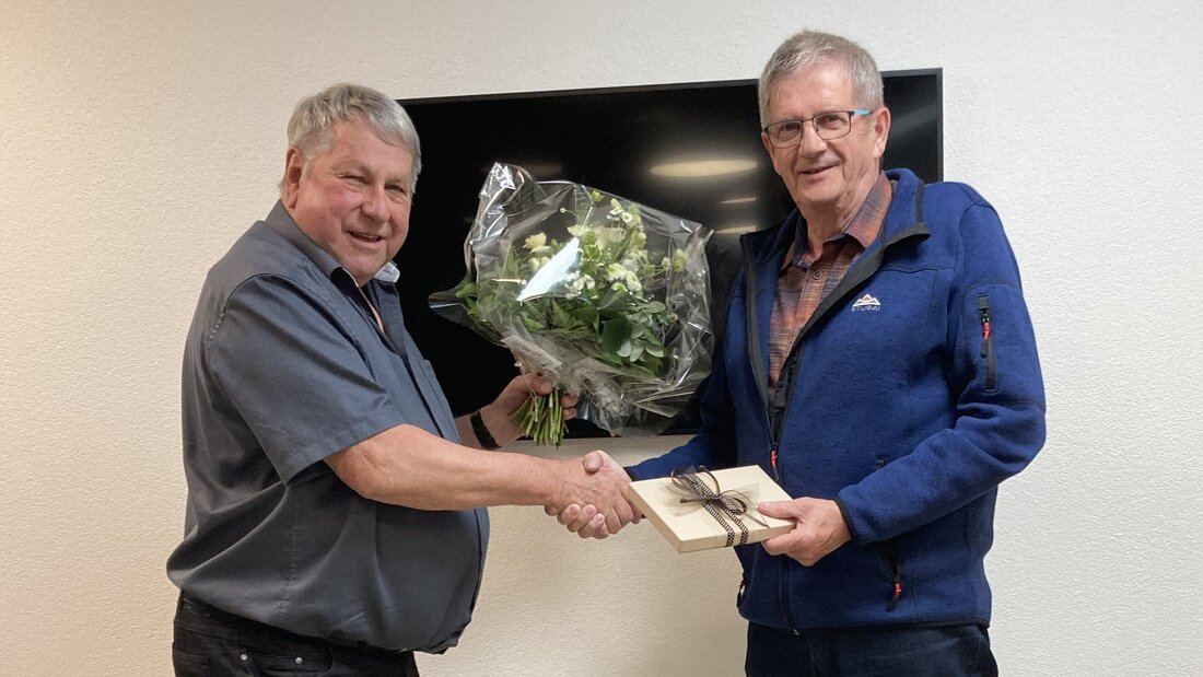 Eine Anerkennung für sein zwölfjähriges Engagement: Präsident Peter Brugger (links) dankt dem zurückgetretenen Hermann Sutter. (Bild Silvia Bucheli)